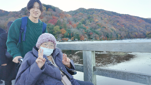京都　京都嵐山　紅葉ツアー　車いすツアー　高齢者旅行　日帰り旅行　デイサービス旅行　旅行の楽しさ　学生との繋がり　学生の学び