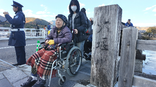 京都　京都嵐山　紅葉ツアー　車いすツアー　高齢者旅行　日帰り旅行　デイサービス旅行　旅行の楽しさ　学生との繋がり　学生の学び