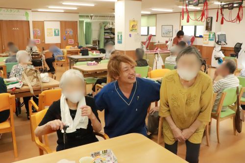 介護職　介護　未経験　新卒　密着　取材　密着取材　連載　職員紹介　送迎　大阪府　大阪　東大阪市　東大阪　デイセンターリハプラ東大阪　デイ　通所介護　通所デイ　介助　成長　コミュニケーション　初任者研修　実務者研修　介護福祉士　資格　無資格