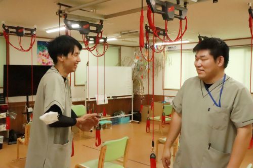 介護職　介護　未経験　新卒　密着　取材　密着取材　連載　職員紹介　送迎　大阪府　大阪　東大阪市　東大阪　デイセンターリハプラ東大阪　デイ　通所介護　通所デイ　介助　成長　コミュニケーション　初任者研修　実務者研修　介護福祉士　資格　無資格