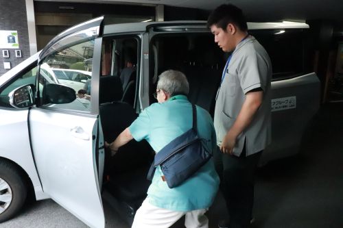 介護職　介護　未経験　新卒　密着　取材　密着取材　連載　職員紹介　送迎　大阪府　大阪　東大阪市　東大阪　デイセンターリハプラ東大阪　デイ　通所介護　通所デイ　介助　成長　コミュニケーション　初任者研修　実務者研修　介護福祉士　資格　無資格