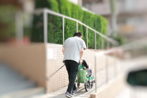 介護職　介護　未経験　新卒　密着　取材　密着取材　連載　職員紹介　送迎　大阪府　大阪　東大阪市　東大阪　デイセンターリハプラ東大阪　デイ　通所介護　通所デイ　介助　成長　コミュニケーション　初任者研修　実務者研修　介護福祉士　資格　無資格