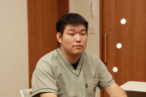 介護職　介護　未経験　新卒　密着　取材　密着取材　連載　職員紹介　送迎　大阪府　大阪　東大阪市　東大阪　デイセンターリハプラ東大阪　デイ　通所介護　通所デイ　介助　成長　コミュニケーション　初任者研修　実務者研修　介護福祉士　資格　無資格
