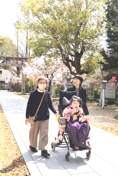 障害児着付け 着付けサービス 晴れ姿を 晴れ舞台に 一生に一度 重症心身障害児 医療的ケア児 家族の思い出 東大阪市 大阪府東大阪市 看護師 理学療法士 作業療法士 言語聴覚士 児童指導員 保育士