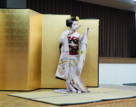 リハビリ旅行　団体旅行　日帰りバスツアー　京都　京都日帰りバスツアー　Rehavel　舞妓さんの写真　日本舞踊