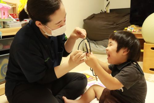人事部　人事　広報課　広報　密着　取材　密着取材　撮影　写真撮影　訪問リハビリ　訪問リハ　作業療法士　理学療法士　言語聴覚士　訪問看護　訪看　東大阪市　東大阪　小児　児童発達支援　児発　放課後等デイサービス　放デイ　リハビリ　リハ　療育　おもちゃ　運動