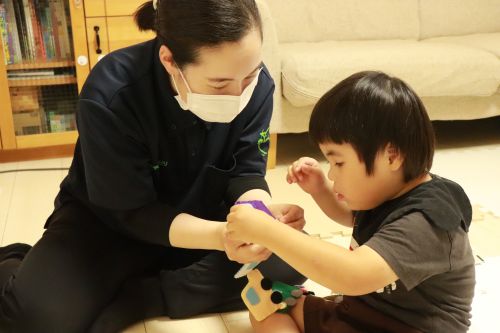 人事部　人事　広報課　広報　密着　取材　密着取材　撮影　写真撮影　訪問リハビリ　訪問リハ　作業療法士　理学療法士　言語聴覚士　訪問看護　訪看　東大阪市　東大阪　小児　児童発達支援　児発　放課後等デイサービス　放デイ　リハビリ　リハ　療育　おもちゃ　運動