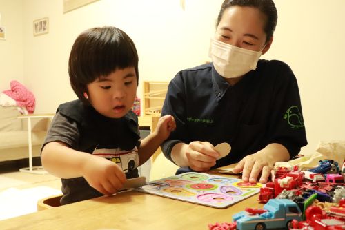 人事部　人事　広報課　広報　密着　取材　密着取材　撮影　写真撮影　訪問リハビリ　訪問リハ　作業療法士　理学療法士　言語聴覚士　訪問看護　訪看　東大阪市　東大阪　小児　児童発達支援　児発　放課後等デイサービス　放デイ　リハビリ　リハ　療育　おもちゃ　運動
