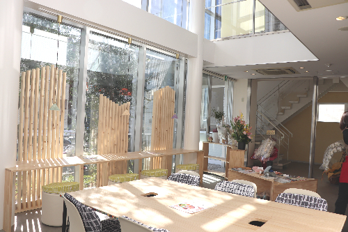 インターネットラジオ まんまるラジオ 建築士 学生とコラボ 一から作りあげたカフェ カフェの店内 ラジオ放送 作業療法士 つながりがあるカフェ